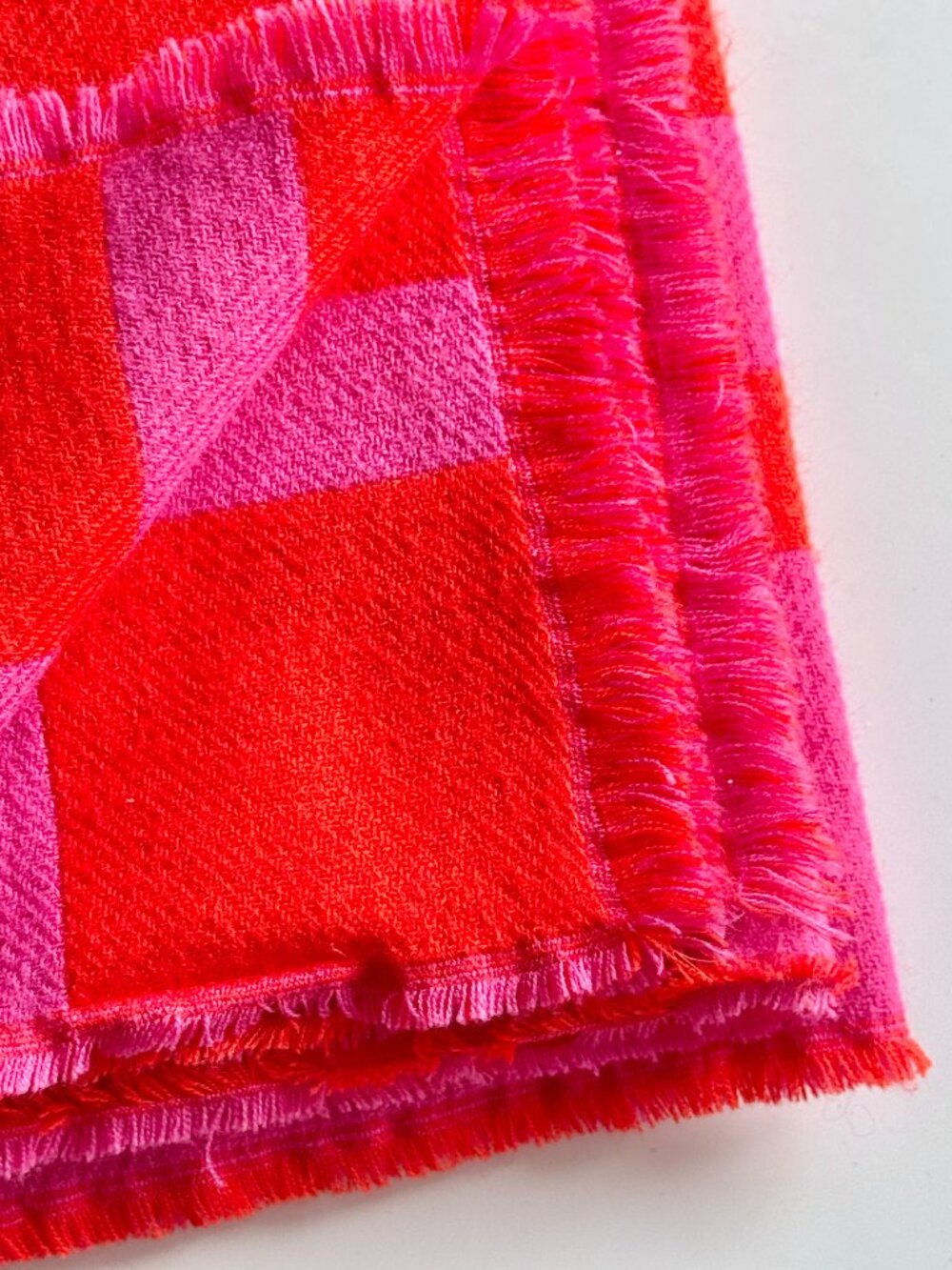 KATE SPADE Pink Orange Check 100% Acrylic Fringed 70" x 60" Throw Blanket - Picture 3 of 6